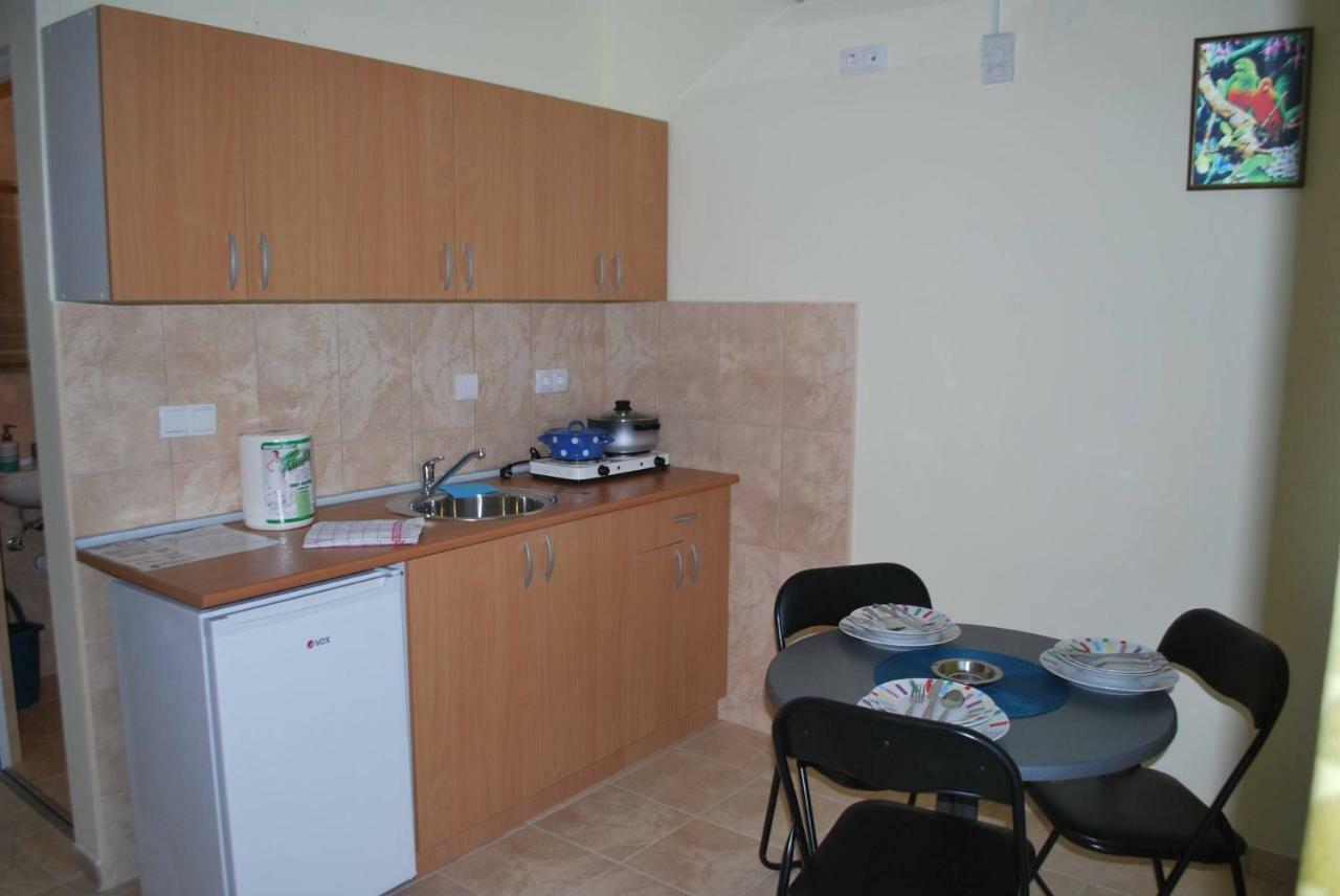 Prenociste Leona Aparthotel Veliko Gradište Eksteriør bilde