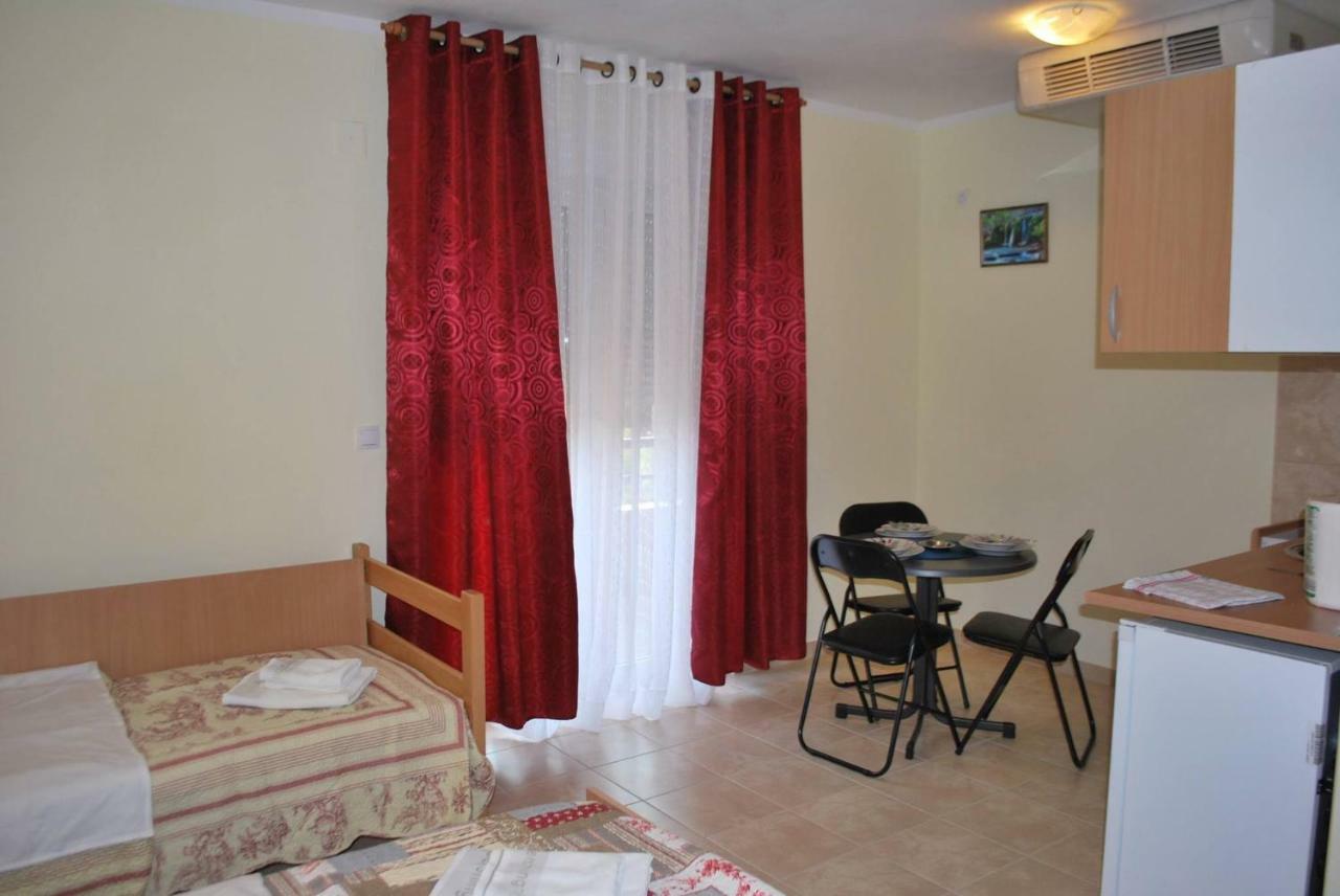 Prenociste Leona Aparthotel Veliko Gradište Eksteriør bilde