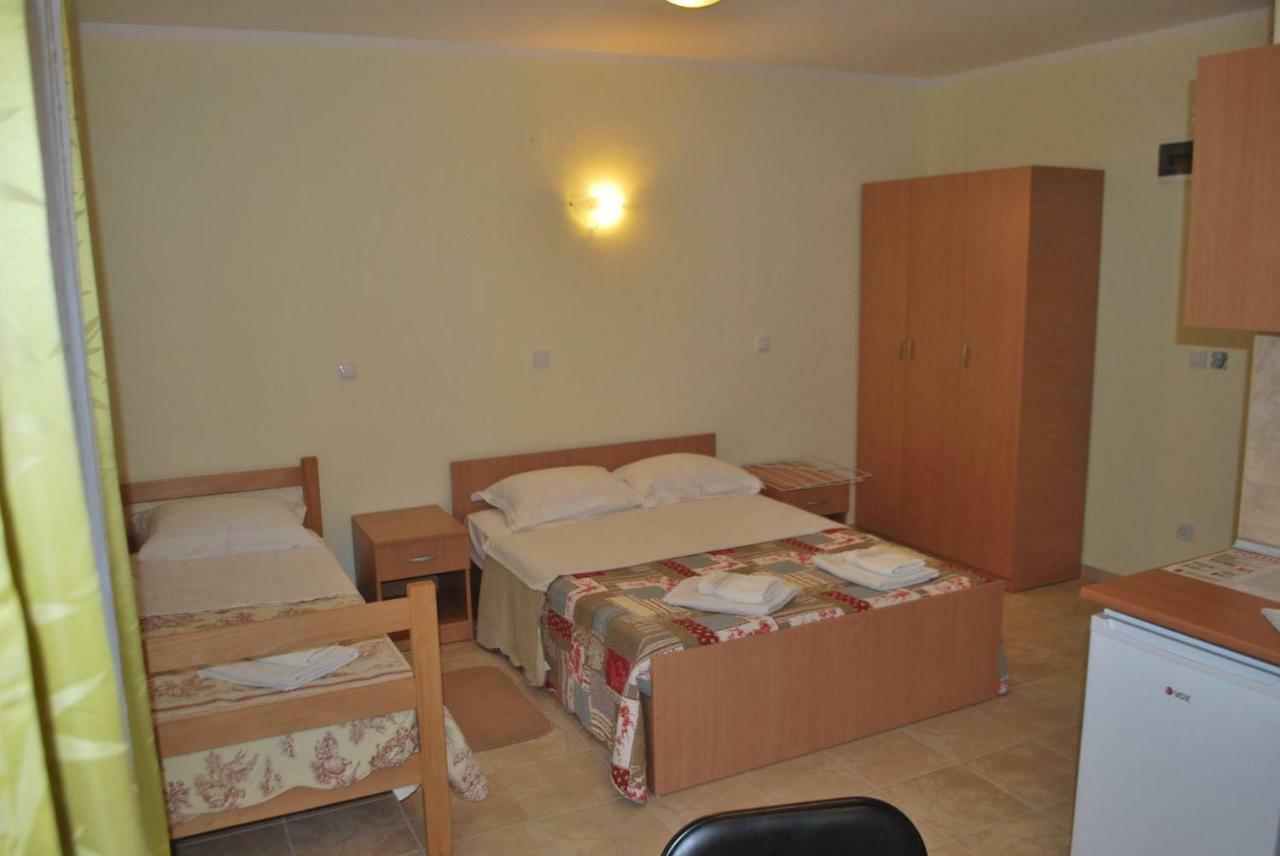 Prenociste Leona Aparthotel Veliko Gradište Eksteriør bilde